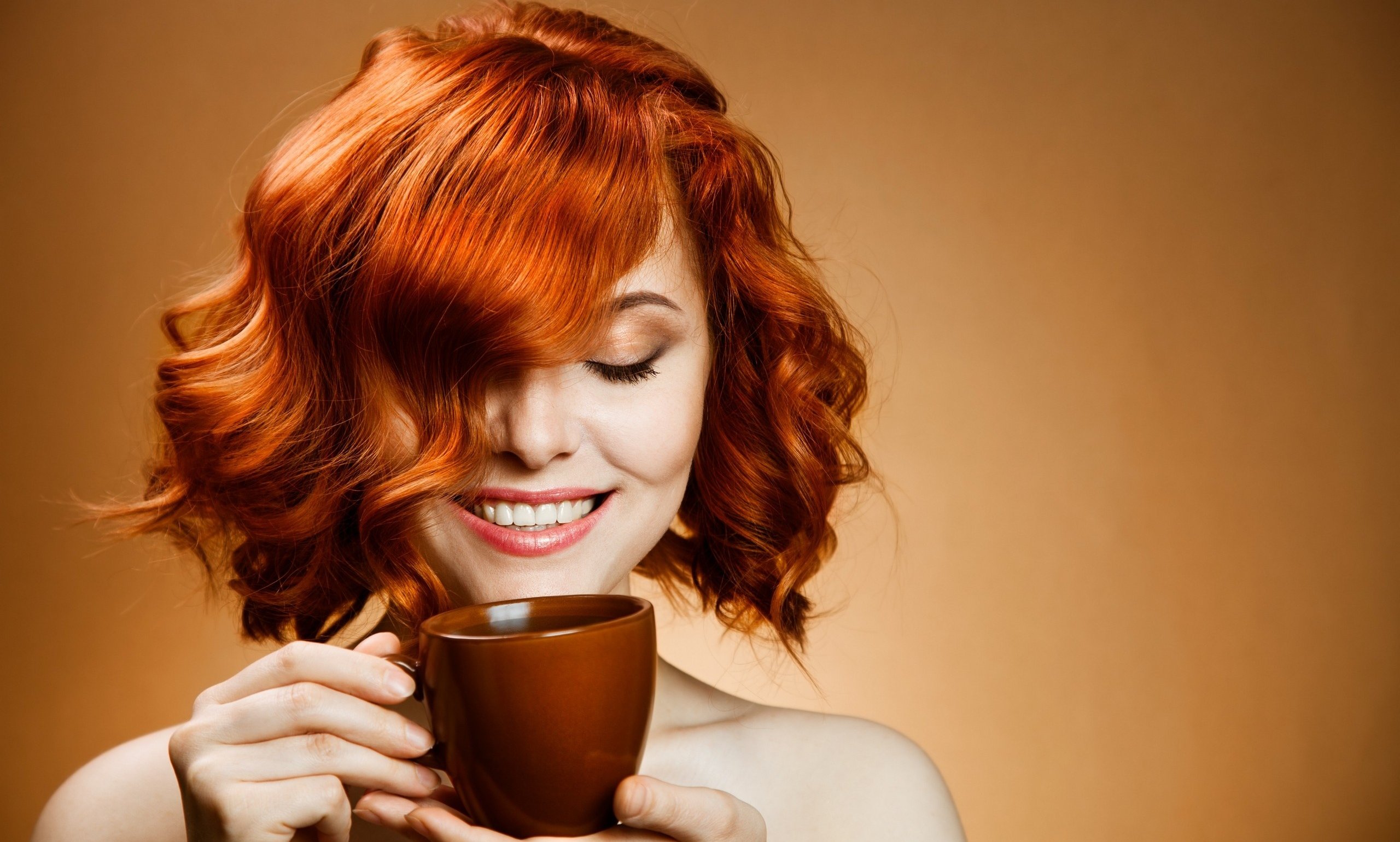 red-haired-woman-drinking-coffee